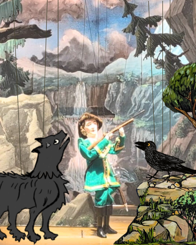 Eine Fotomontage: Ein gezeichneter Wolf (inspiriert durch den Codex Manesse) und ein Rabe vor einem Foto eines Bühnenbilds aus dem Freischütz des Bamberger Marionettentheater, mit einer Jäger-Puppe
