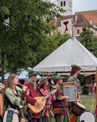 Ein Foto von Spielleuten auf einem Mittelaltermarkt: Isabel und dem Räuberhaufen Donnerkeil, auf dem Hussitenmarkt 2025 in Neunburg vorm Wald