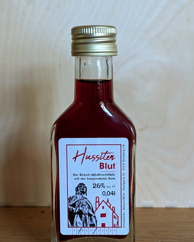 Ein Foto einer kleinen Flasche, die den Kräuterlikör 