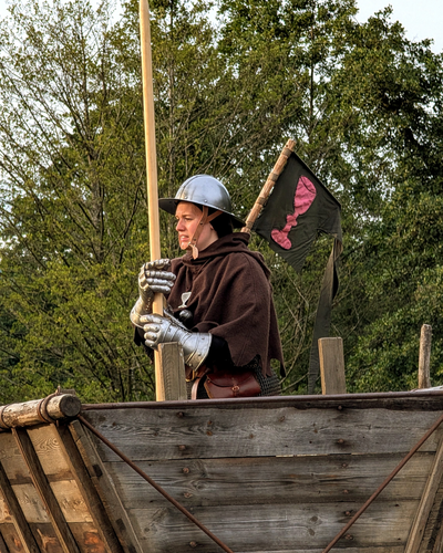 Ein Foto aus einer Szene der Schlacht von Hiltersried vom Hussitenmarkt 2025: Ein Krieger steht auf der Wagenburg